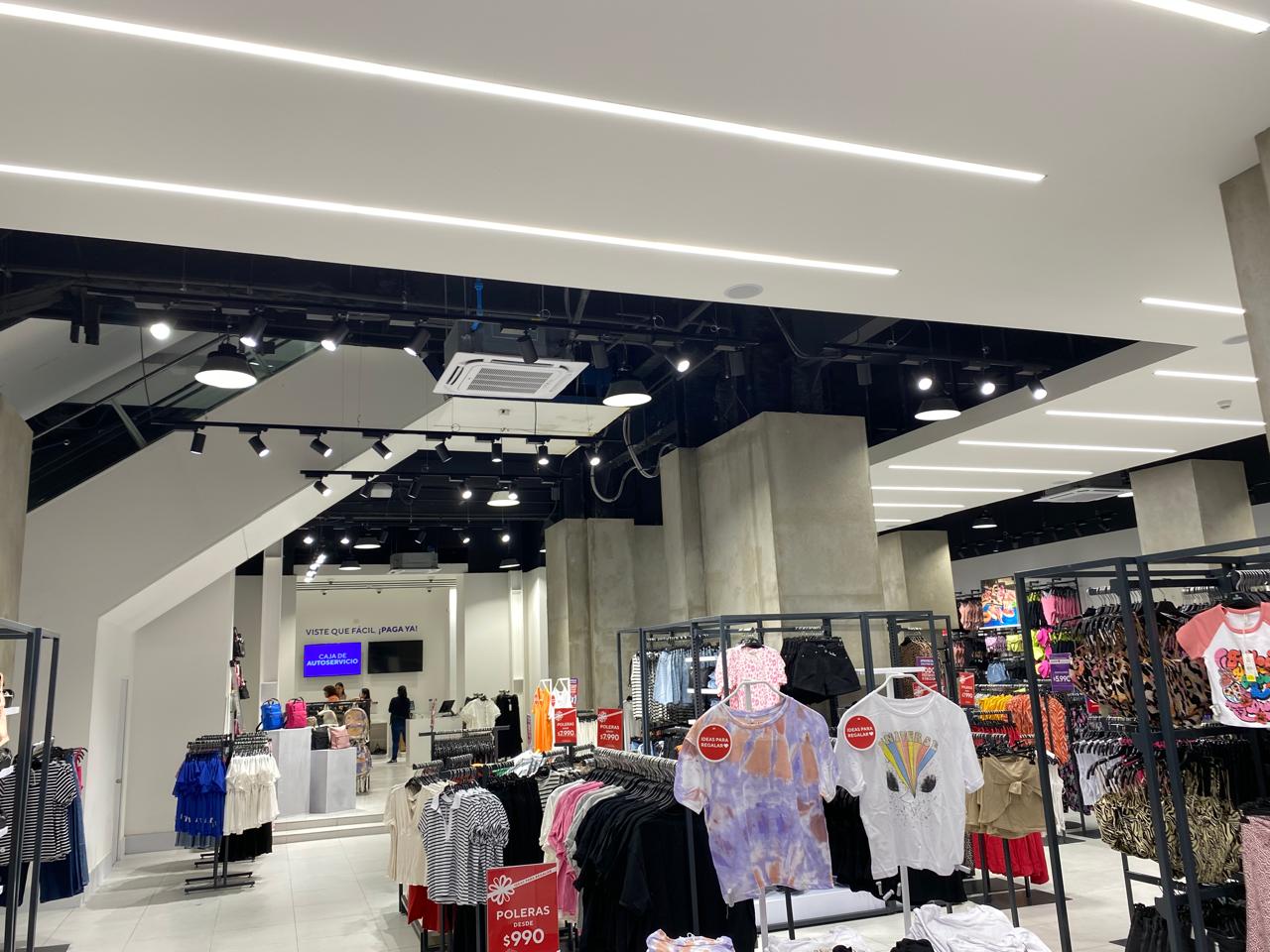 Alumbrado LED lineal y focos en riel instalados por ENESLA en una tienda comercial
