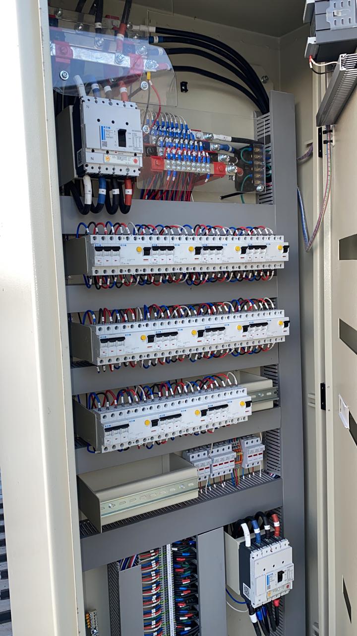 Tablero eléctrico armado por ENESLA con protecciones, borneras y cableado rotulado