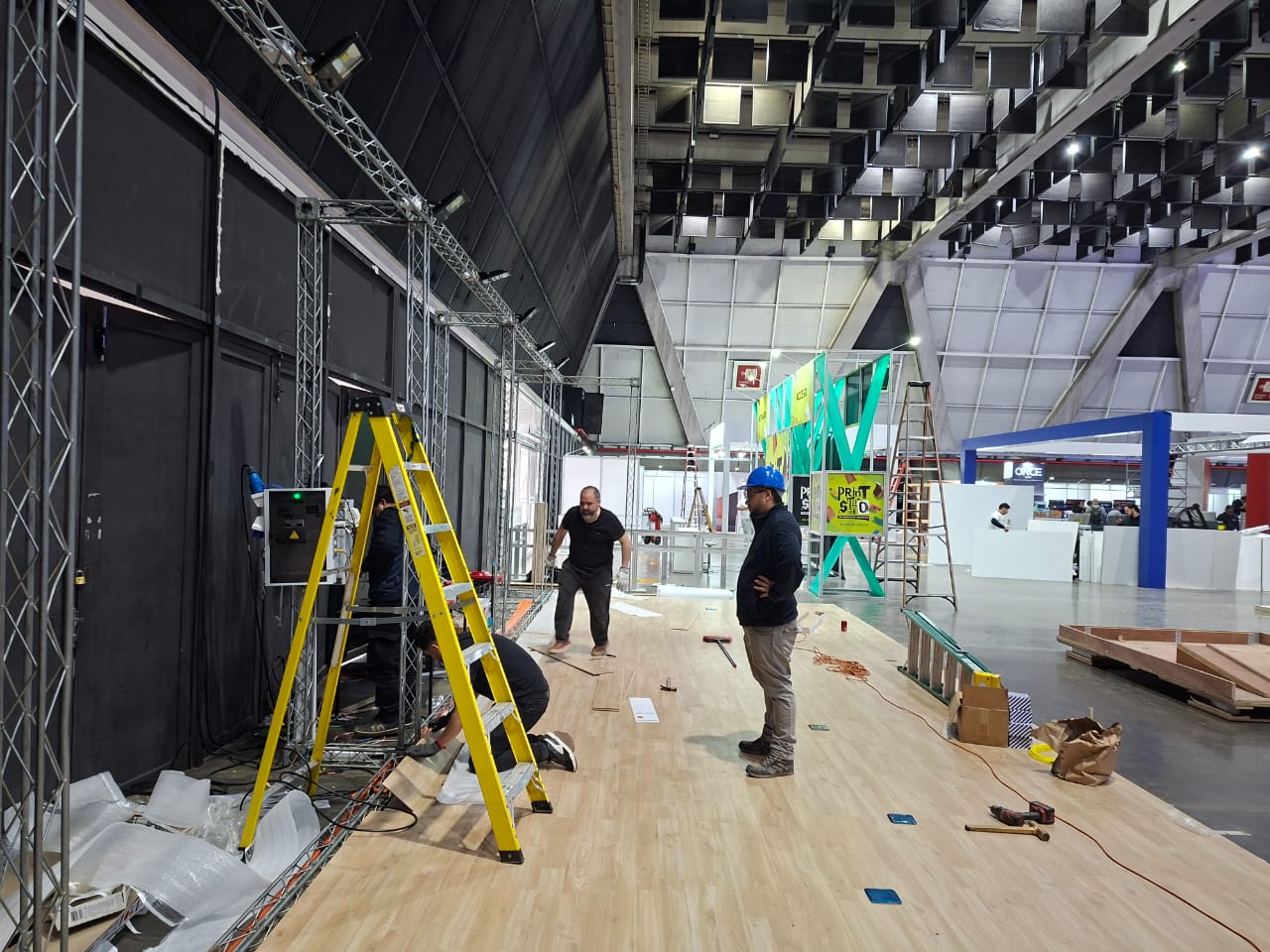 Equipo de ENESLA realizando el montaje eléctrico de un stand en un recinto de ferias